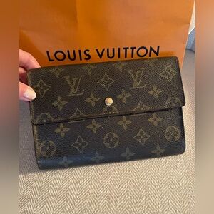 LOYIS VUITTON Authentic Vintage Monogram Trifold Clutch/Wallet